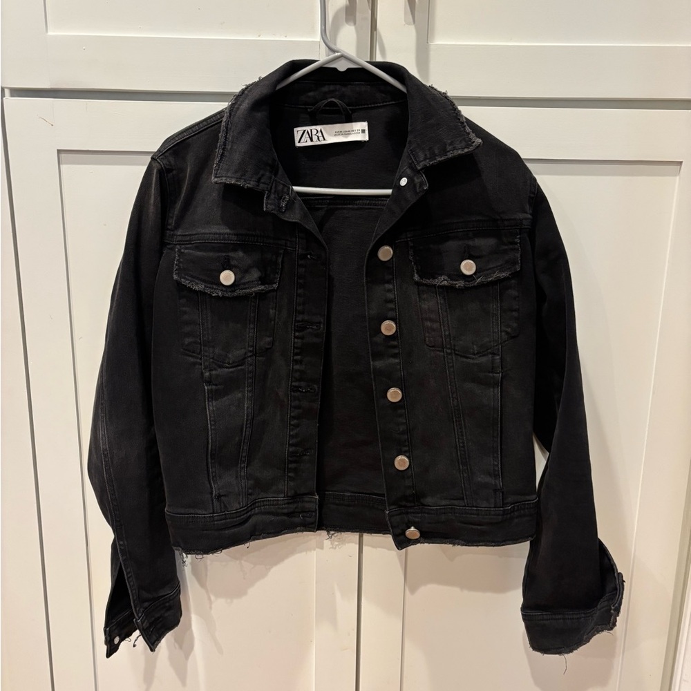 Zara Women’s Raw Hem Black Denim Jacket / size M